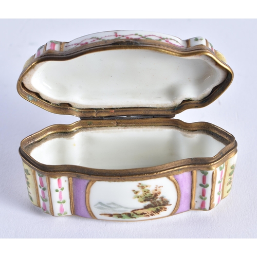 1352 - A SMALL 19TH CENTURY GERMAN PORCELAIN PILL BOX painted with lovers in the Meissen style. 5.5 cm wide... 