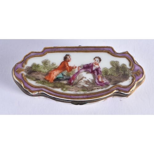 1352 - A SMALL 19TH CENTURY GERMAN PORCELAIN PILL BOX painted with lovers in the Meissen style. 5.5 cm wide... 