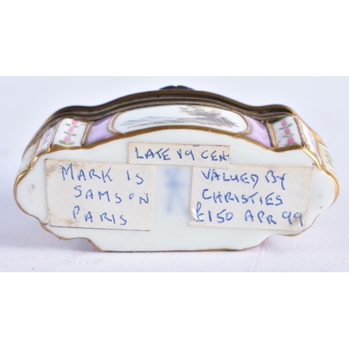 1352 - A SMALL 19TH CENTURY GERMAN PORCELAIN PILL BOX painted with lovers in the Meissen style. 5.5 cm wide... 