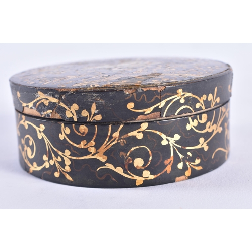 1379 - AN EARLY 19TH CENTURY GERMAN STOBWASSER PAPIER MACHE SNUFF BOX painted with gilded birds amongst fol... 