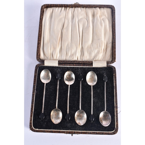 1406 - A CASED SET OF SILVER SPOONS. 36 grams. 9.5 cm long. (6)