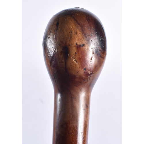 1463 - AN 18TH/19TH CENTURY ENGLISH YEW WOOD WALKING CANE possibly military (bearing a yellow metal tablet ... 