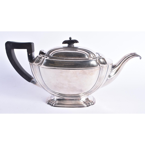 1476 - AN ART DECO SHEFFIELD SILVER TEAPOT. 568 grams. 26 cm wide.