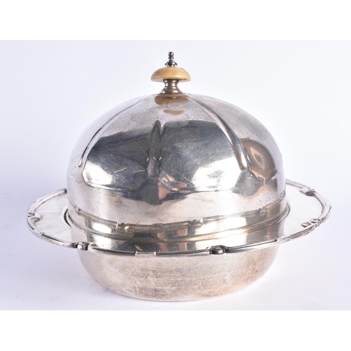 1478 - AN ART DECO SILVER MUFFIN DISH AND COVER. 521 grams. Birmingham 1933. 18 cm wide.