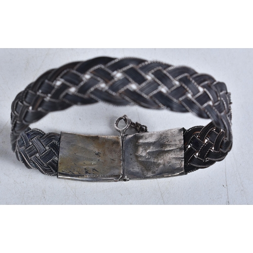 767 - Antique Silver Elephant Hair Bracelet Inc. Safety Chain 10g. 5 cm in diameter.