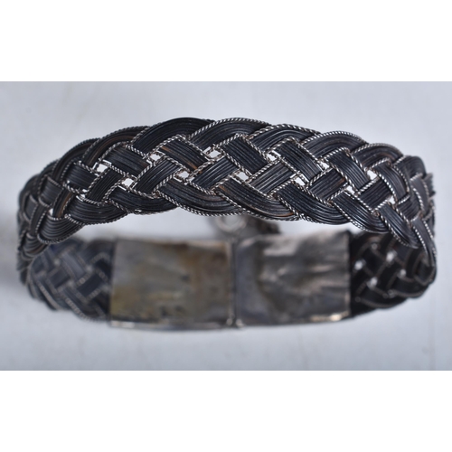 767 - Antique Silver Elephant Hair Bracelet Inc. Safety Chain 10g. 5 cm in diameter.