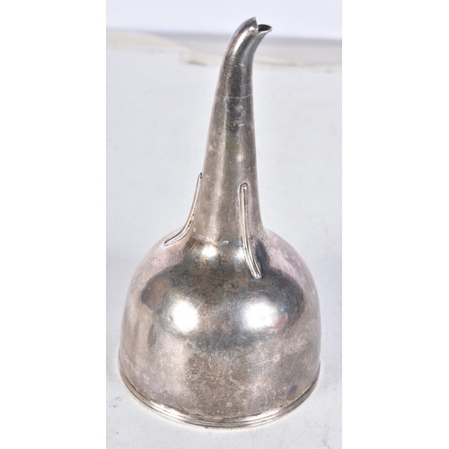 774 - georgian .925 sterling silver wine funnel. London 1819. 84.4 grams. 13.25 cm x 7.25 cm.