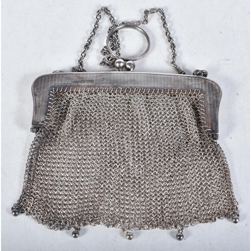 775 - .925 sterling silver chainmail ladies purse / bag. Chester. 81.1 grams. 10.5 cm x 10 cm.