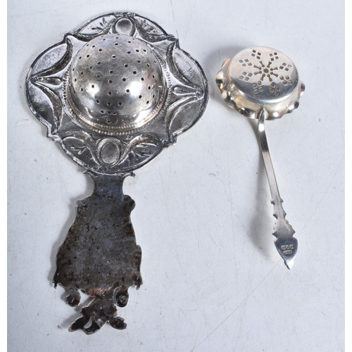 785 - 2 x .800 & .925 sterling silver strainer spoons. 103 grams. Largest 16.5 cm x 9.25 cm. (2)