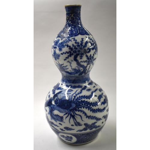 840 - A LARGE 19TH CENTURY JAPANESE MEIJI PERIOD BLUE AND WHITE GOURD VASE by Makuzu Kousai. 37 cm high.