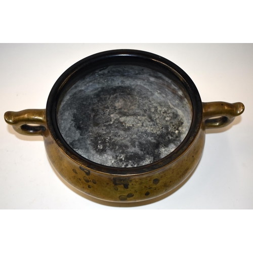 843 - A LARGE CHINESE QING DYNASTY TWIN HANDLED HEAVY BRONZE CENSER bearing Xuande marks to base. 29 cm wi... 