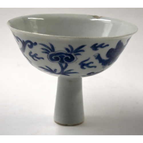 856 - A 17TH/18TH CENTURY CHINESE BLUE AND WHITE PORCELAIN STEM CUP Kangxi/Yongzheng. 14 cm diameter.