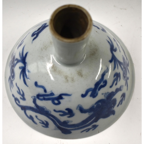 856 - A 17TH/18TH CENTURY CHINESE BLUE AND WHITE PORCELAIN STEM CUP Kangxi/Yongzheng. 14 cm diameter.