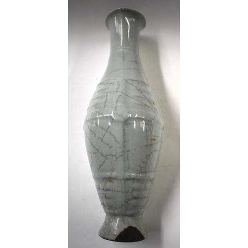 866 - A LARGE CHINESE QING DYNASTY GE TYPE STONEWARE VASE bearing Qianlong marks to base. 35 cm high.