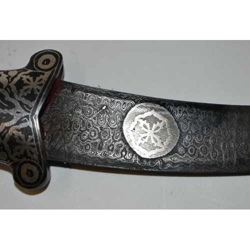 870 - AN ANTIQUE INDIAN SILVER INLAID NIELLO DAGGER. 27 CM LONG.