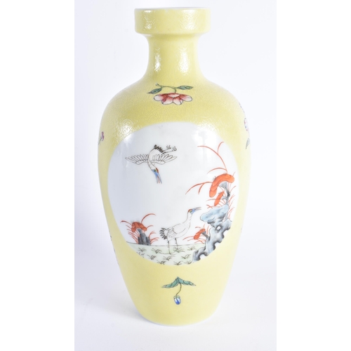 918 - AN EARLY 20TH CENTURY CHINESE FAMILLE ROSE SCRAFITO PORCELAIN VASE Late Qing/Republic. 22 cm high.