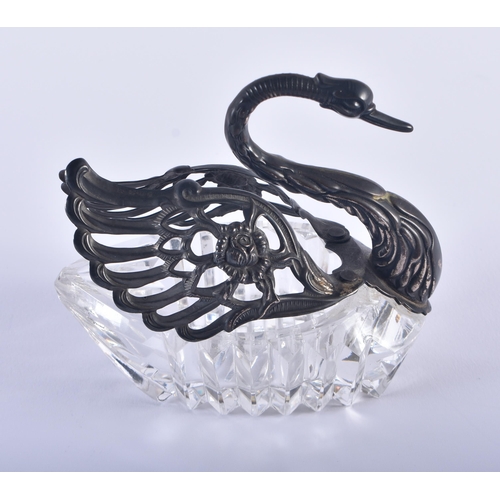 933 - .925 sterling silver topped swan form glass trinket box. 239 grams overall. 10 cm x 10.75 cm.