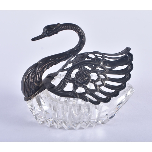 933 - .925 sterling silver topped swan form glass trinket box. 239 grams overall. 10 cm x 10.75 cm.