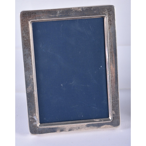 937 - 5 x .925 sterling silver photograph frames. 647 grams overall. Largest 21.5 cm x 15.5 cm. (5)