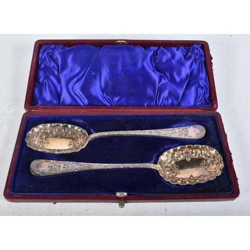 976 - 2 x antique .925 sterling silver ornate serving spoons boxed. Sheffield 1897. 79 grams. 16 cm long.