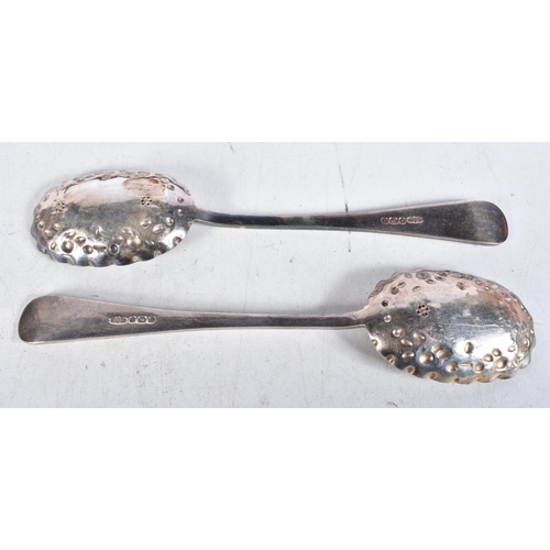 976 - 2 x antique .925 sterling silver ornate serving spoons boxed. Sheffield 1897. 79 grams. 16 cm long.