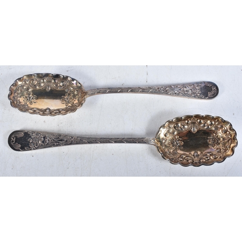 976 - 2 x antique .925 sterling silver ornate serving spoons boxed. Sheffield 1897. 79 grams. 16 cm long.