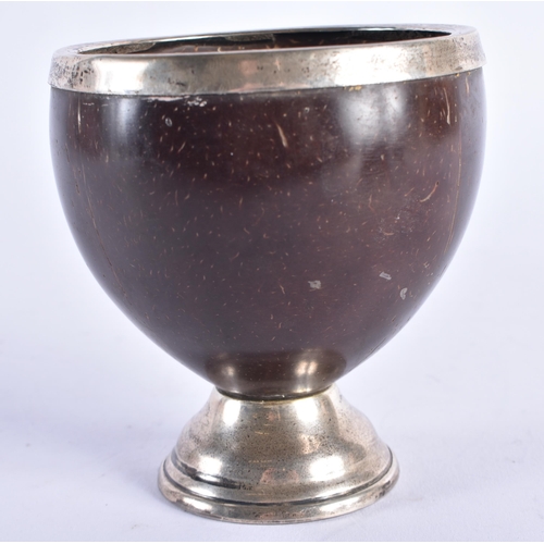 982 - AN ANTIQUE SILVER MOUNTED COCONUT CUP. 9 cm x 8 cm.