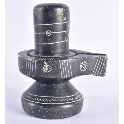 985 - AN UNUSUAL EARLY INDIAN CARVED BLACK STONE HINDU SHIVA LINGA. 14 cm x 10 cm.