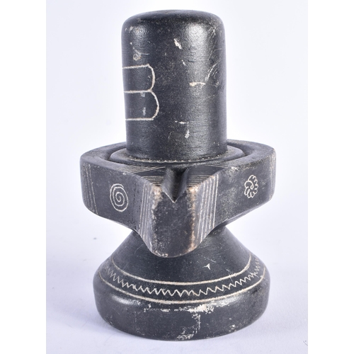 985 - AN UNUSUAL EARLY INDIAN CARVED BLACK STONE HINDU SHIVA LINGA. 14 cm x 10 cm.