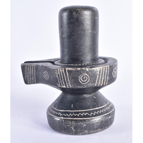 985 - AN UNUSUAL EARLY INDIAN CARVED BLACK STONE HINDU SHIVA LINGA. 14 cm x 10 cm.