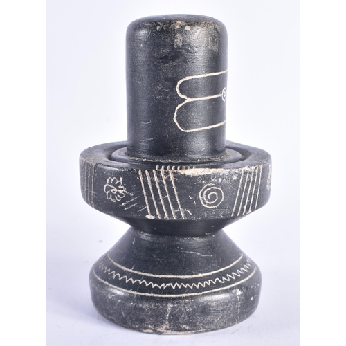 985 - AN UNUSUAL EARLY INDIAN CARVED BLACK STONE HINDU SHIVA LINGA. 14 cm x 10 cm.