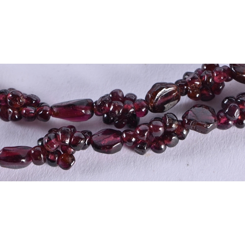 991 - AN ANTIQUE GARNET NECKLACE. 68 cm long.