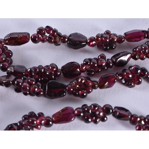 991 - AN ANTIQUE GARNET NECKLACE. 68 cm long.