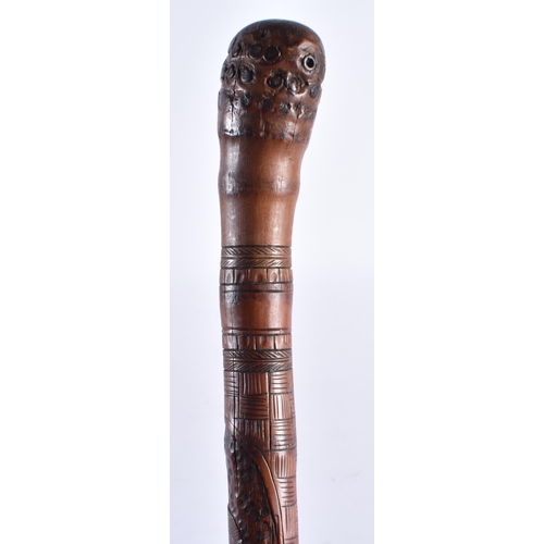 105 - A 19TH CENTURY JAPANESE MEIJI PERIOD CARVED BAMBOO GEISHA WALKING CANE. 86 cm long.