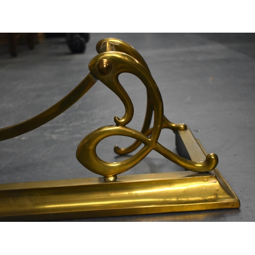 118 - AN ART NOUVEAU BRASS FENDER. 127 cm wide.