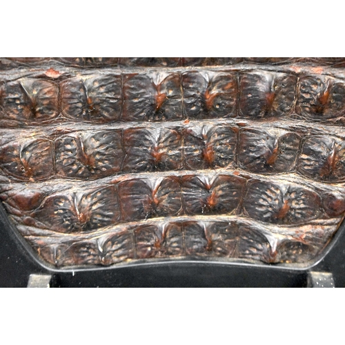 119 - AN UNUSUAL VICTORIAN CROCODILE SKIN FIRE SCREEN. 74 cm x 54 cm.