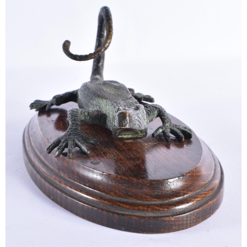 28 - AN ANTIQUE BRONZE LIZARD upon a wooden base. 26 cm x 12 cm.