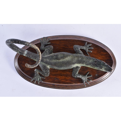 28 - AN ANTIQUE BRONZE LIZARD upon a wooden base. 26 cm x 12 cm.