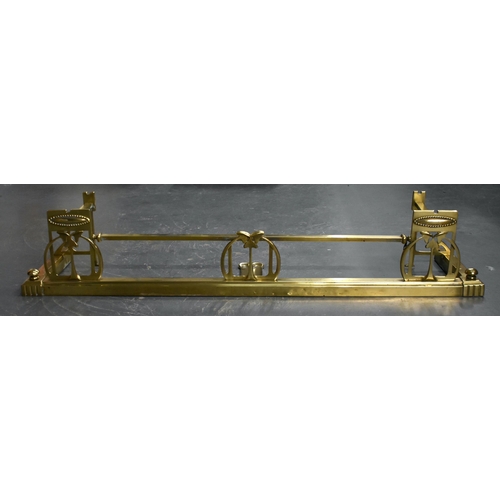 332 - A LOVELY ARTS AND CRAFTS ENGLISH BRASS FIRE SIDE FENDER of stylish form. 130 cm x 38 cm.