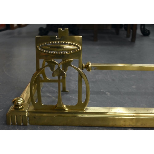 332 - A LOVELY ARTS AND CRAFTS ENGLISH BRASS FIRE SIDE FENDER of stylish form. 130 cm x 38 cm.