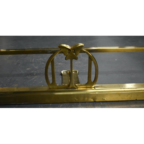 332 - A LOVELY ARTS AND CRAFTS ENGLISH BRASS FIRE SIDE FENDER of stylish form. 130 cm x 38 cm.