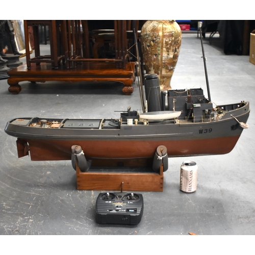 333 - A MONUMENTAL MUSEUM GRADE VINTAGE REMOTE CONTROL GUNSHIP BOAT. 99 x 23 x 54cm