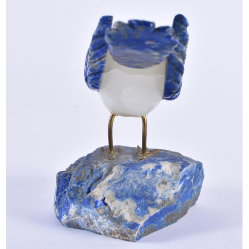 341 - A CONTINENTAL LAPIS LAZULI AND ONYX FIGURE OF A BIRD. 10 cm x 8 cm.