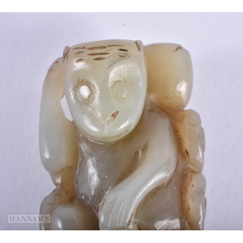 40E - A 19TH CENTURY CHINESE CARVED GREEN JADE MONKEY PEBBLE Qing. 5.5 cm x 3 cm