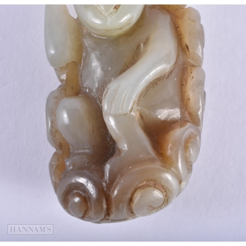 40E - A 19TH CENTURY CHINESE CARVED GREEN JADE MONKEY PEBBLE Qing. 5.5 cm x 3 cm