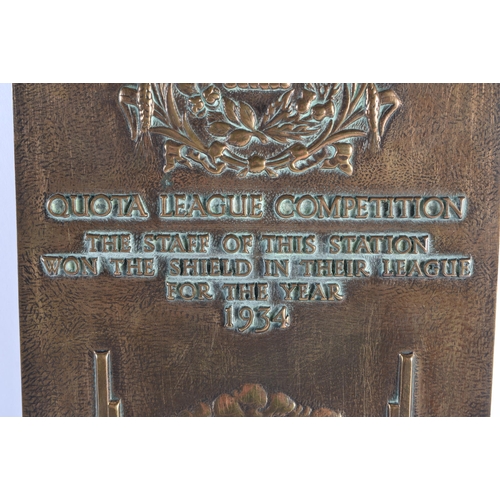 410 - A FINE ART DECO BRITISH RAILWAY LOCOMOTIVE BRONZE PRESENTATION PLAQUE C1934. 28 cm x 20 cm.