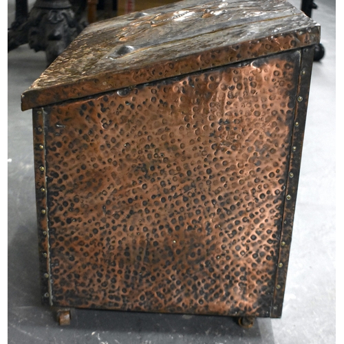 417 - A VERY LARGE ART NOUVEAU OVERSIZED COPPER MOUNTED LOG/COAT BIN decorated with stylised flowers. 47cm... 