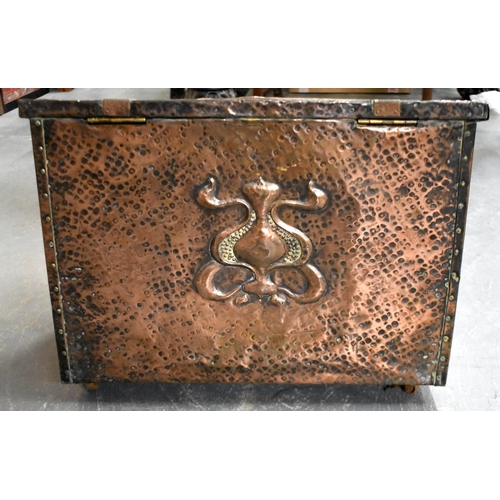 417 - A VERY LARGE ART NOUVEAU OVERSIZED COPPER MOUNTED LOG/COAT BIN decorated with stylised flowers. 47cm... 