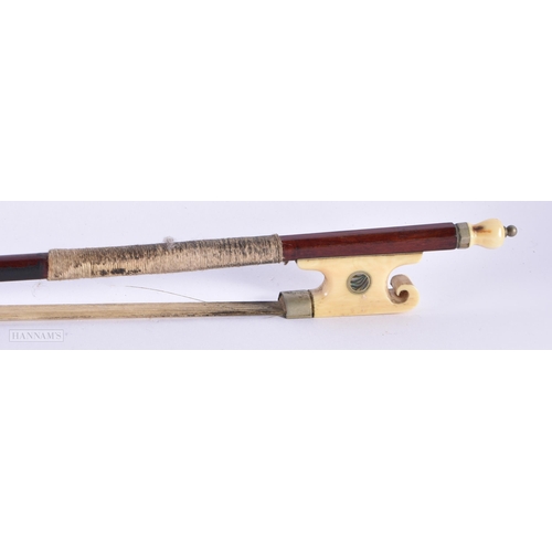 430 - AN ANTIQUE VIOLIN BOW. 70 cm long.