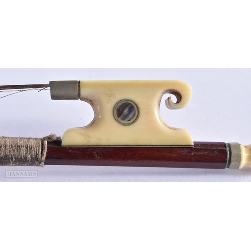 430 - AN ANTIQUE VIOLIN BOW. 70 cm long.